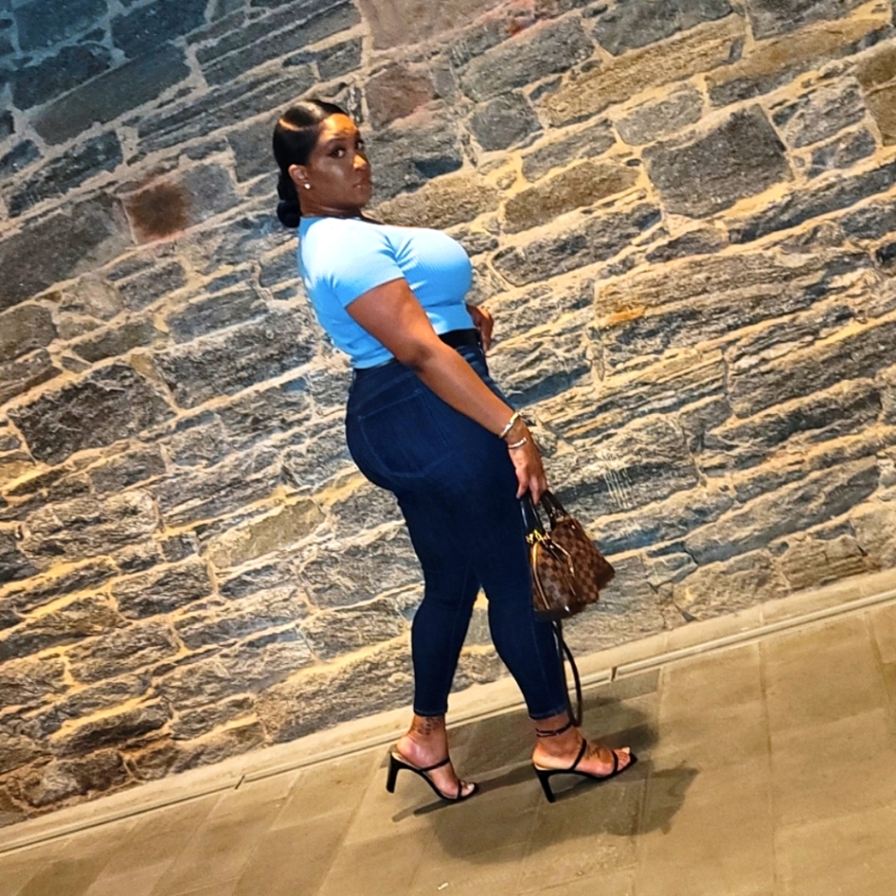 Meet your Posher, Sanchel